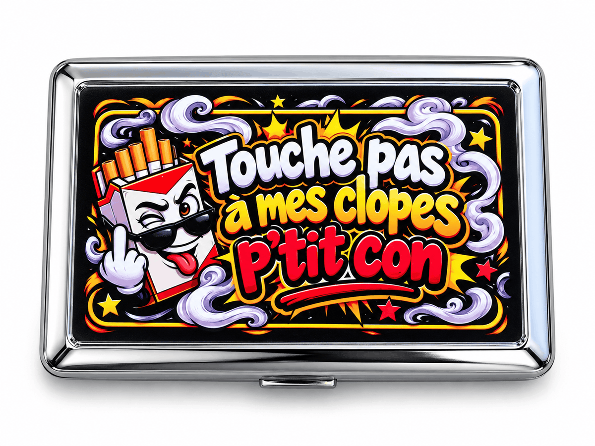 Verso de la boîte à cigarettes en métal Touche pas à mes clopes p’tit con avec le paquet de cigarettes à lunettes noires