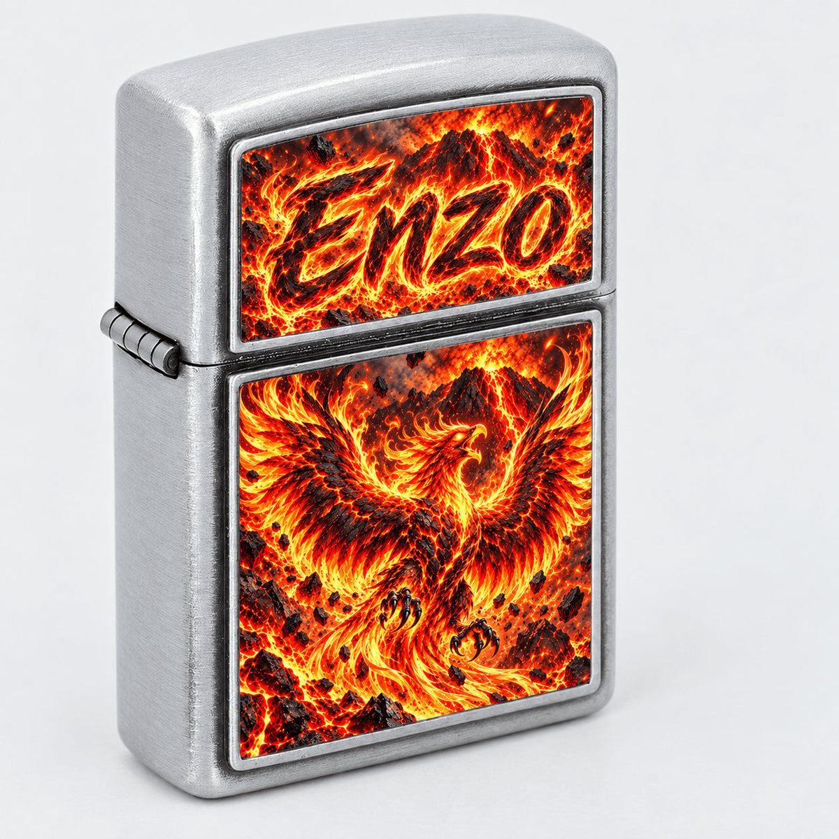 Briquet à essence personnalisé prénom Enzo, design phénix de feu et lave, finition argent brossé, vue de trois quarts