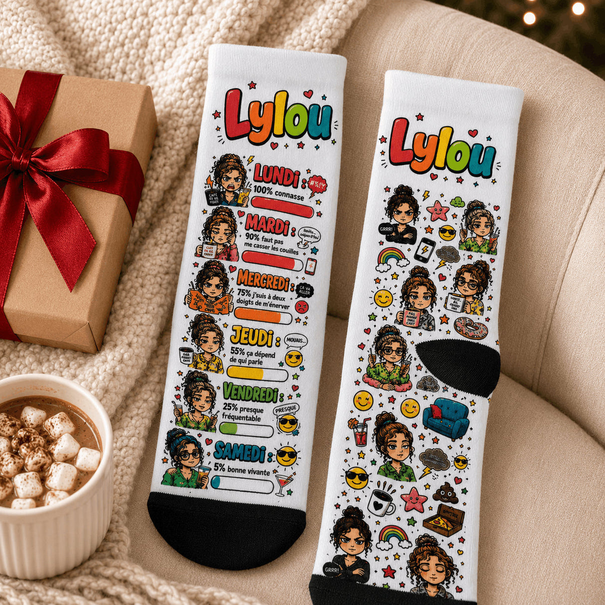 Chaussettes personnalisées Humeur de la Semaine posées sur plaid avec cadeau rouge – ambiance Noël cosy