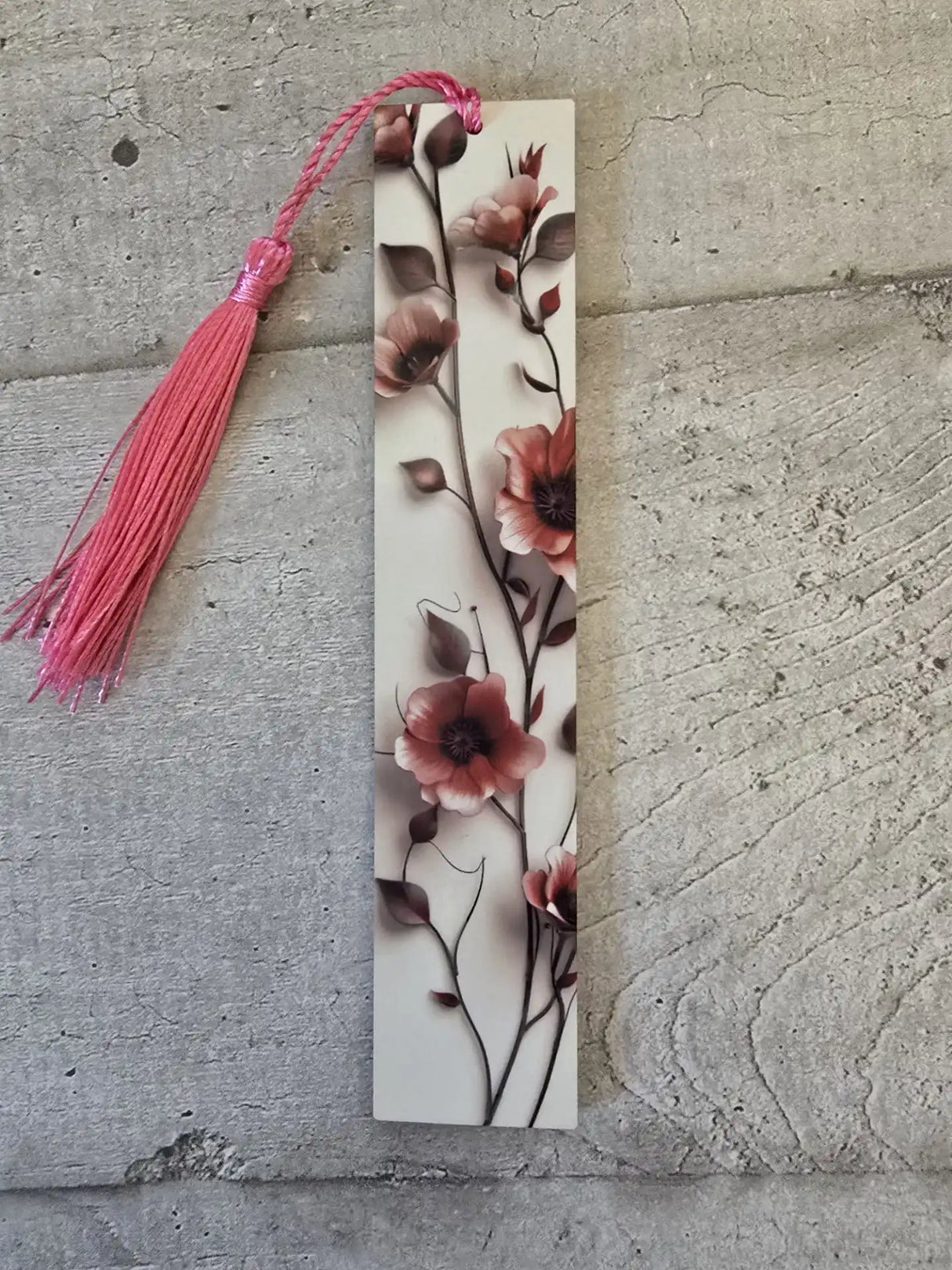 marque page floral anemones rosees avec pompon aleatoire sur fond bois clair