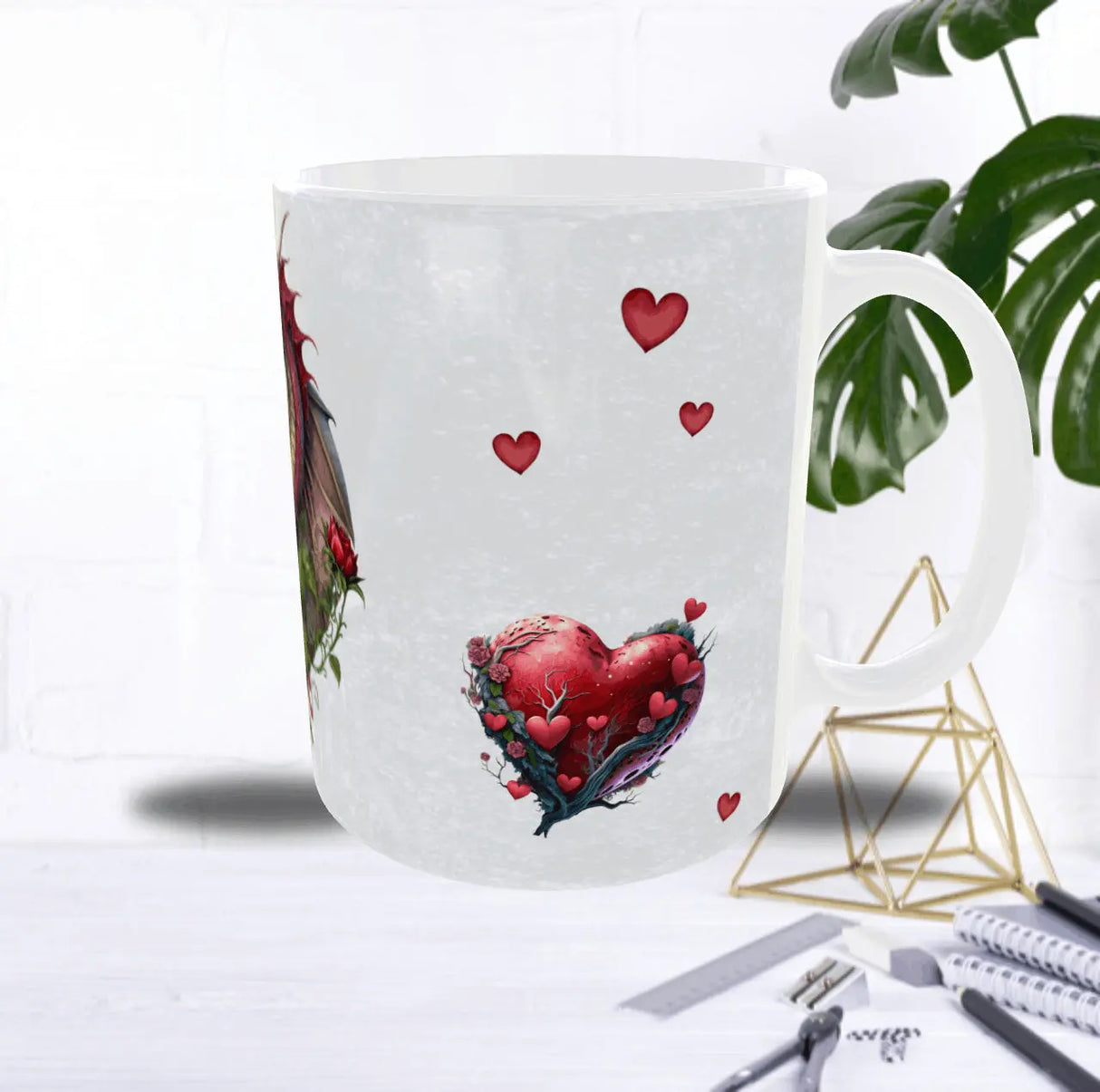 Côté droit du mug cadeau Saint-Valentin Dragon Cœur avec finitions brillantes et design cœurs et roses.