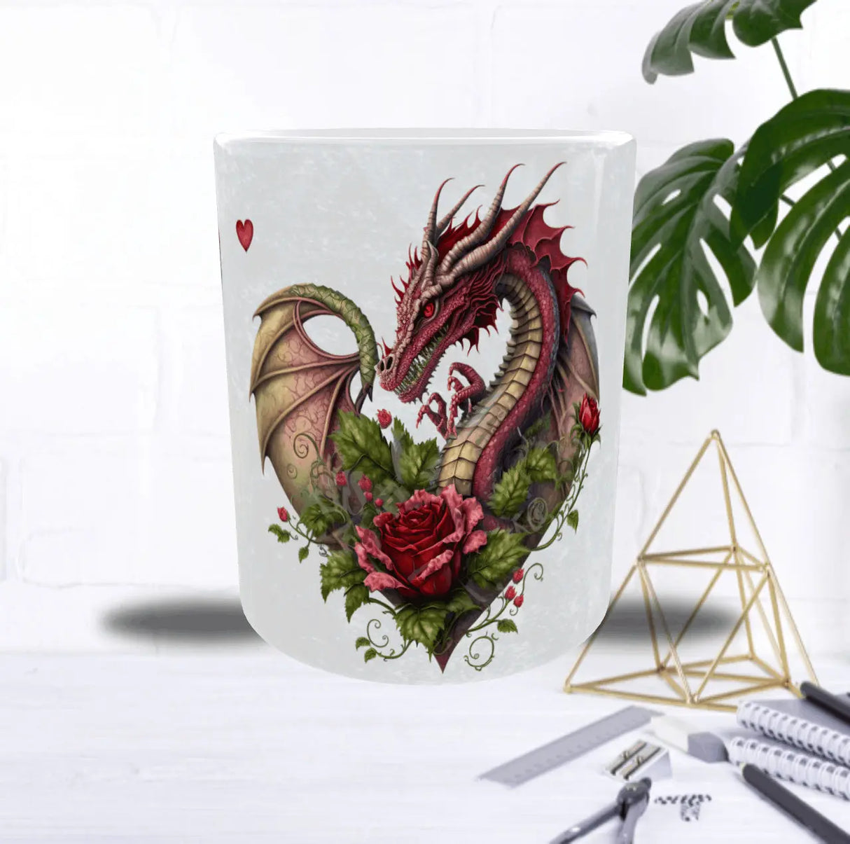 Mug Saint-Valentin Fantastique Dragon Cœur avec illustration de dragon romantique et roses rouges, vue de face.