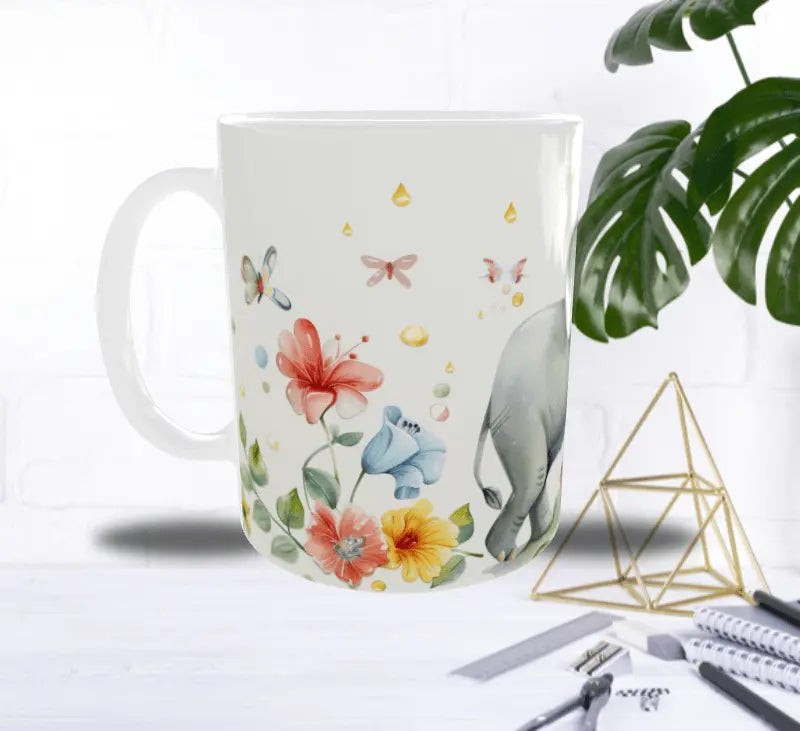 Mug Éléphanteau Joyeux – Petit Éléphant Gambadant parmi Fleurs et Papillons Sublimation Store