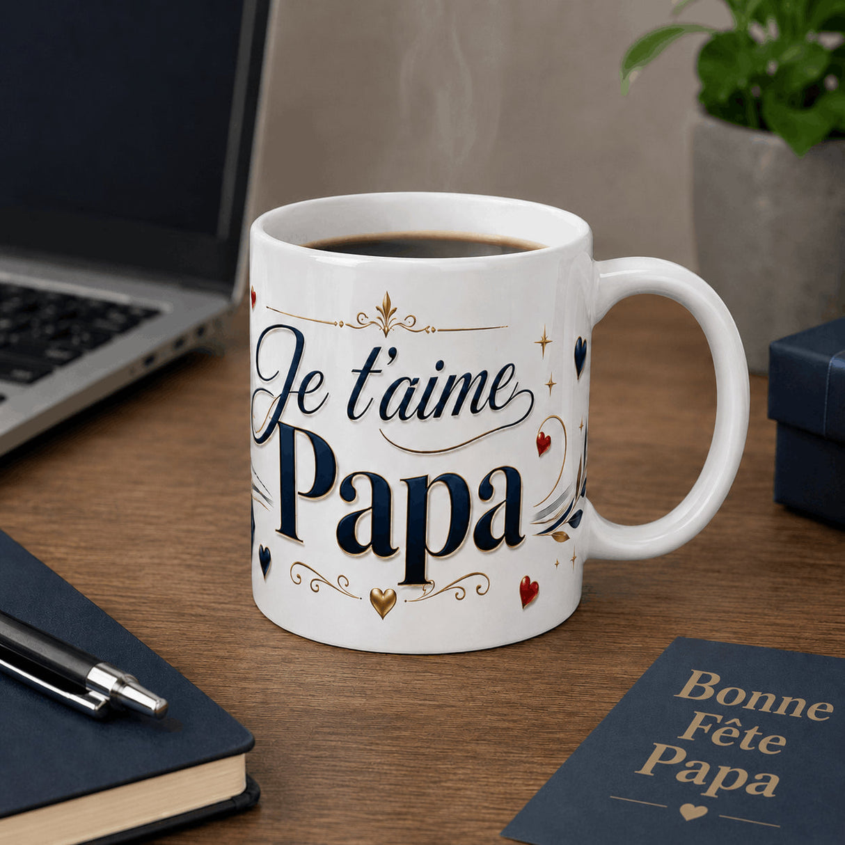 Mug Je t'aime Papa posé sur un bureau avec café chaud – cadeau Fête des Pères