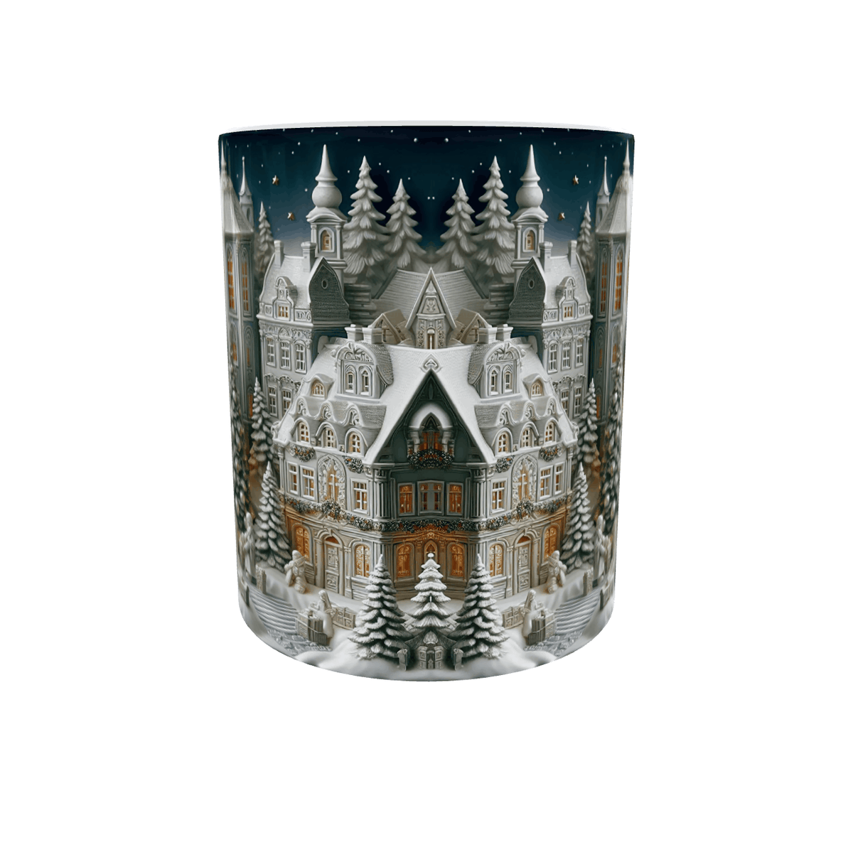 Vue de face du mug de Noël : maison à pignon enneigée, fenêtres éclairées et sapins sous un ciel bleu nuit étoilé