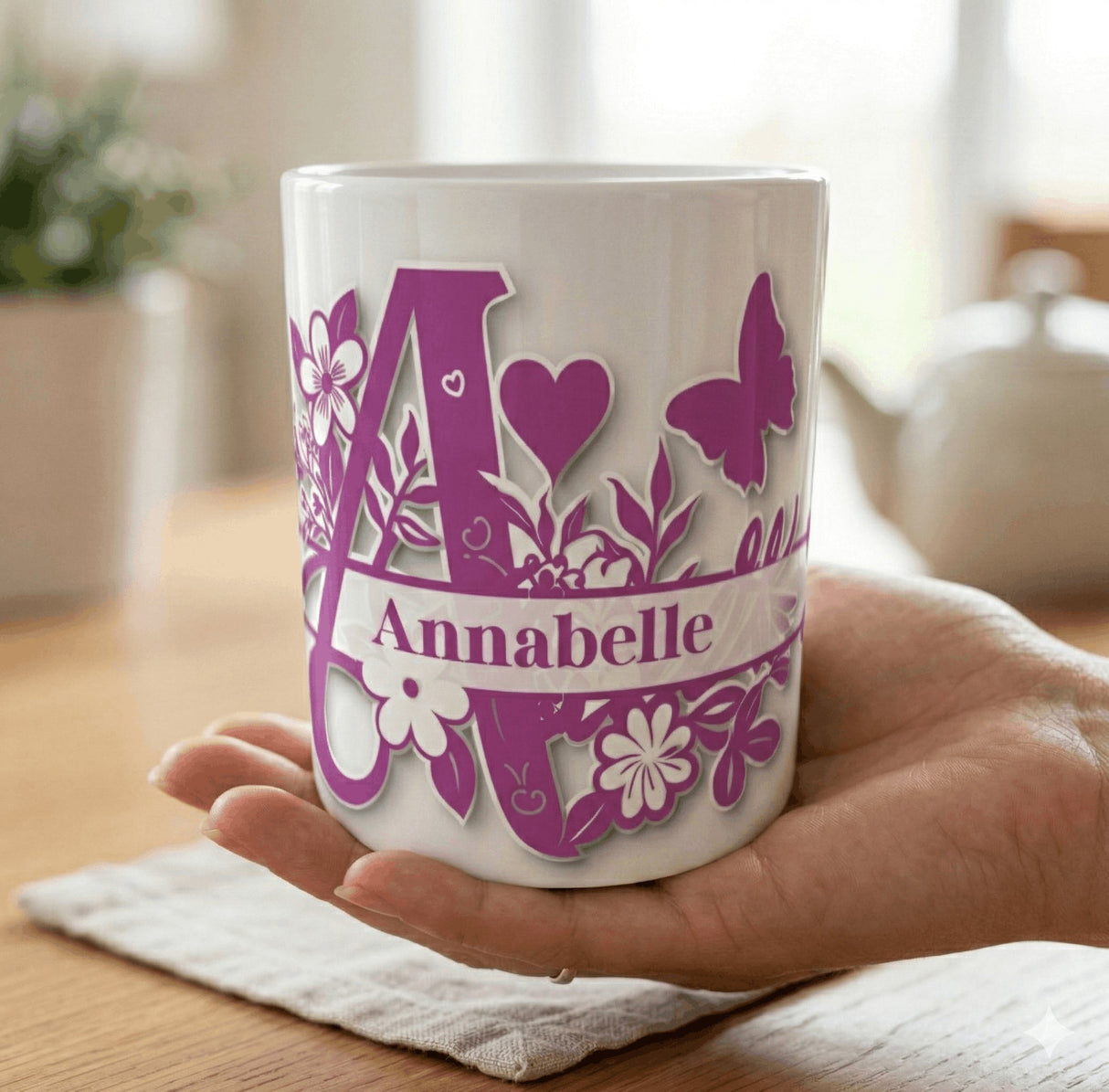 Mug personnalisé initiale A à Z floral – Prénom au choix (325 ml / 11 oz) Sublimation Store - Vue sur main