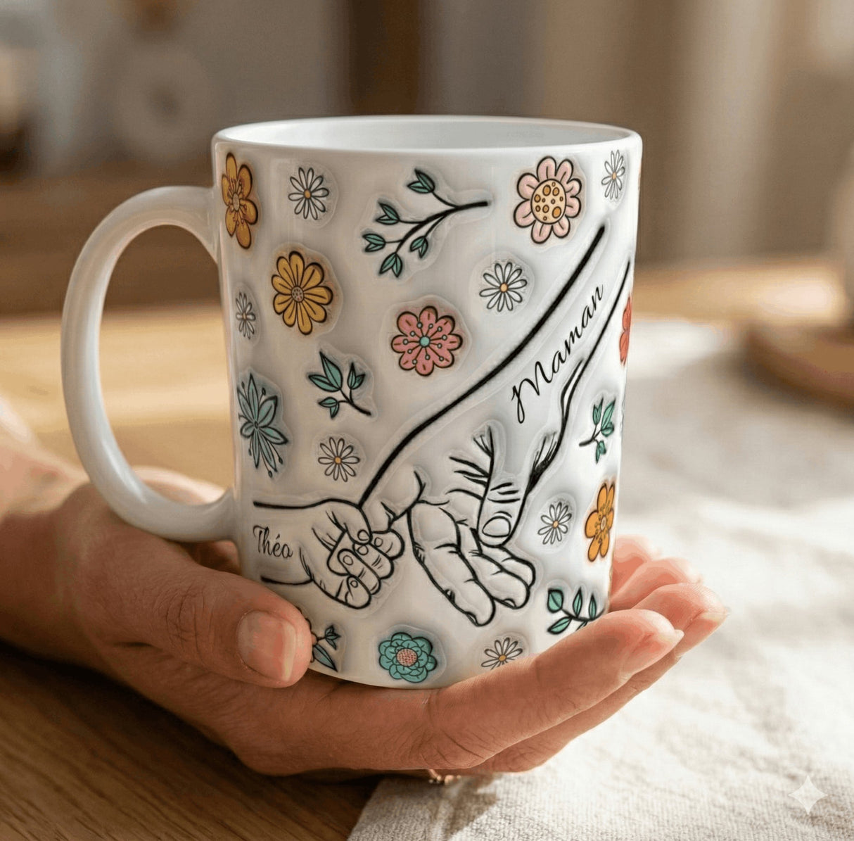 Mug personnalisé “Main dans la main” – Texte Maman/Papa + prénom au choix (325 ml / 11 oz) Sublimation Store