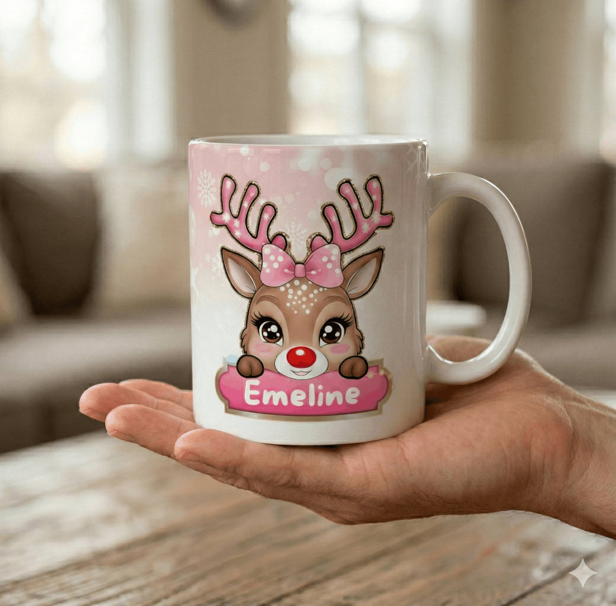 Mug de Noël personnalisé prénom – Petit renne aux bois roses (325 ml / 11 oz) Sublimation Store - Vue sur Main
