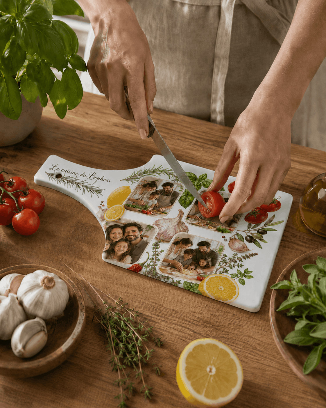 Planche à découper céramique personnalisée 4 photos en cours d'utilisation – découpe de tomates