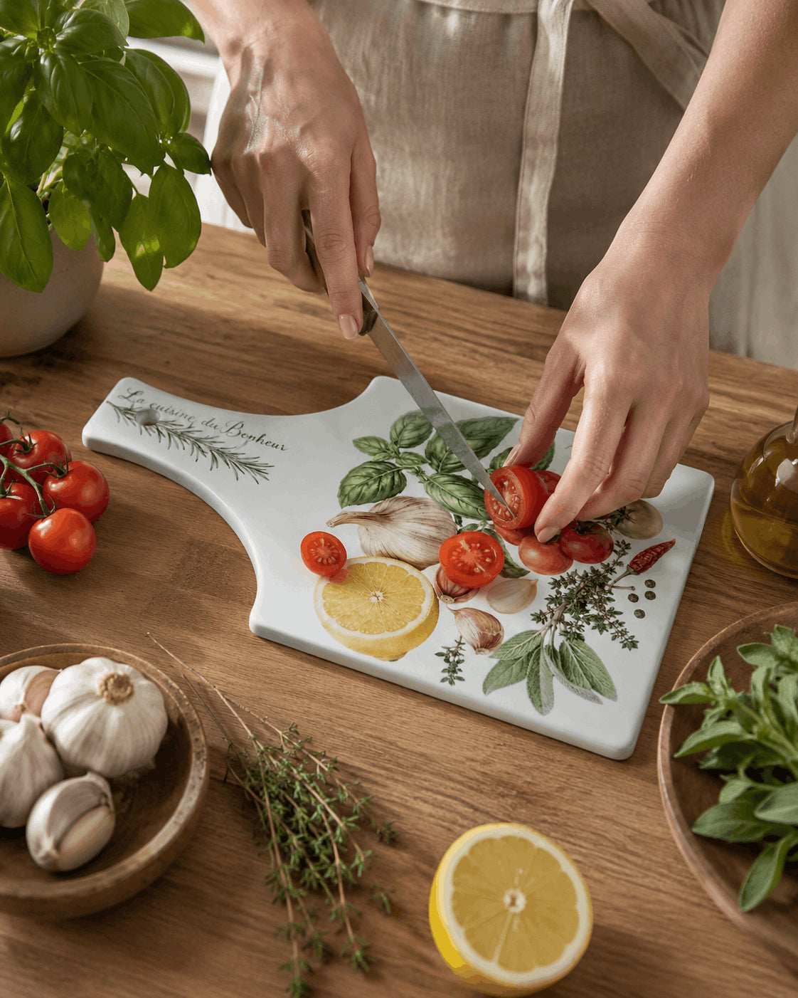 Planche à découper céramique personnalisée en cours d'utilisation – découpe de tomates