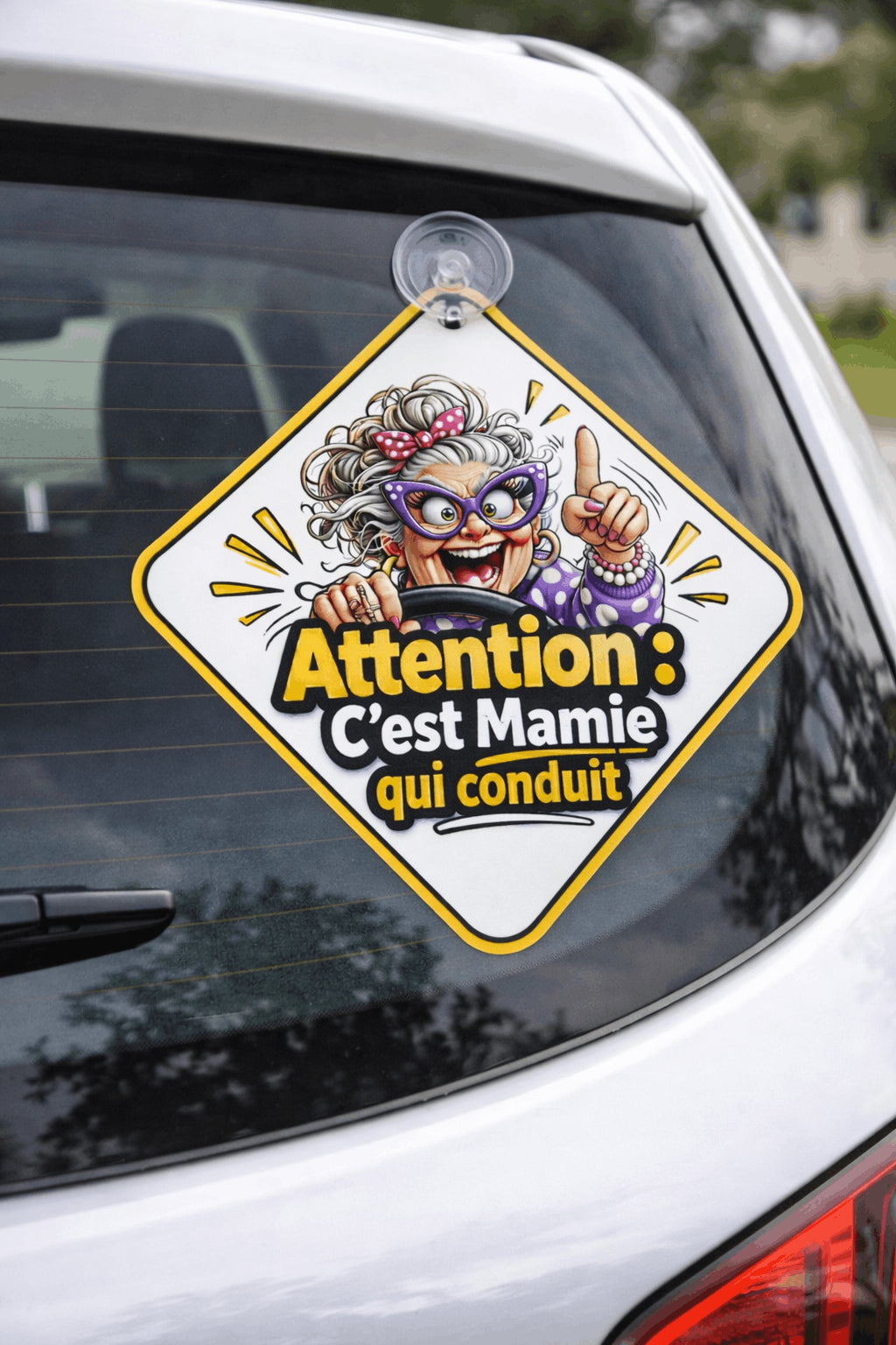 plaque auto attention cest mamie qui conduit fixee sur vitre arriere de voiture