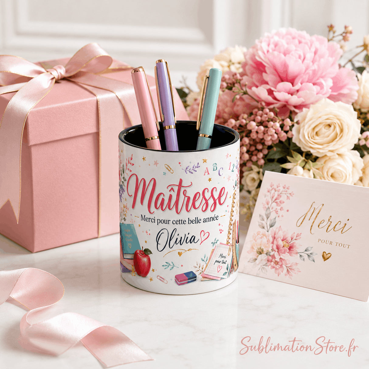 Pot à crayons maîtresse fleuri personnalisé posé sur marbre avec bouquet de pivoines et boîte cadeau rose