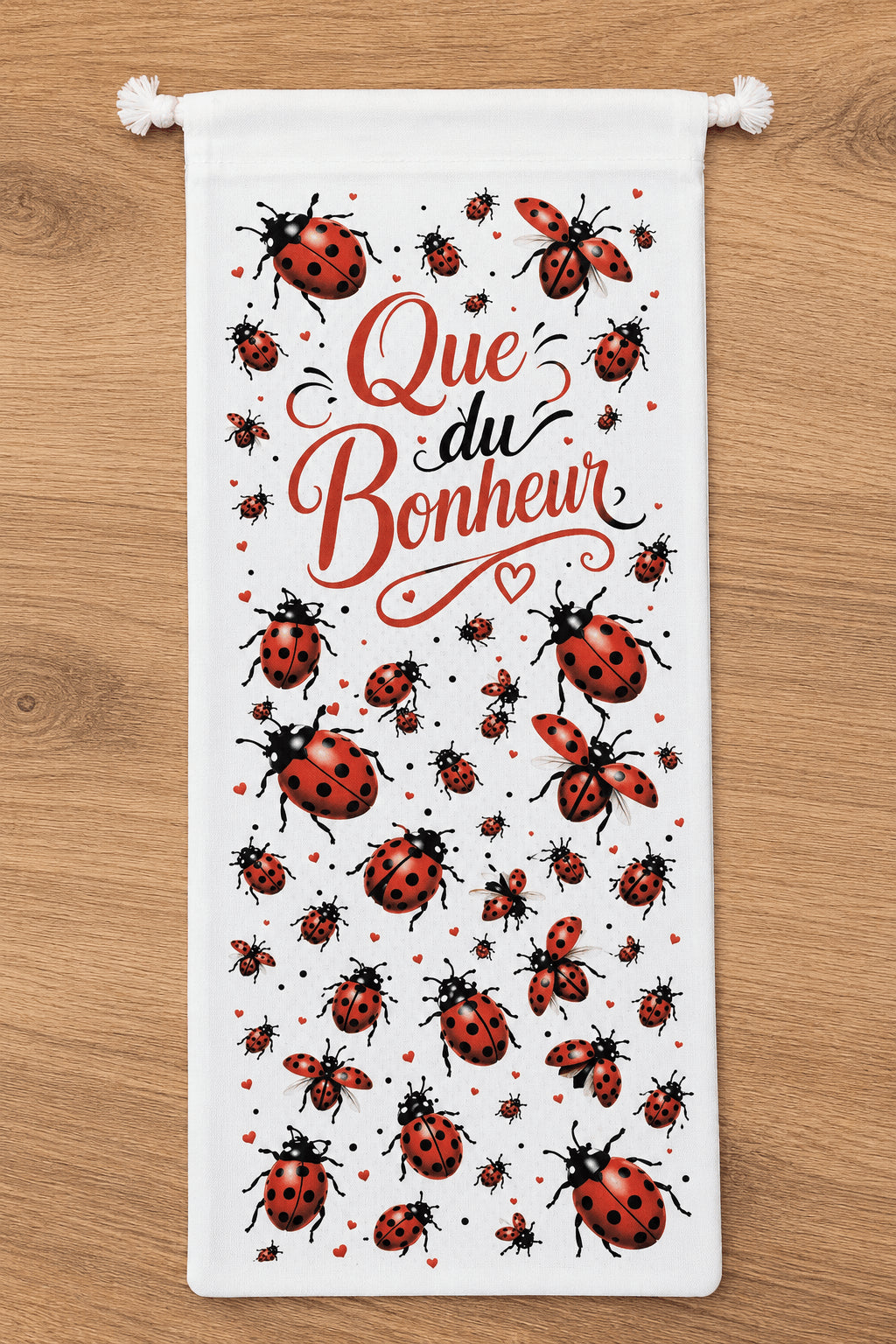 Sac à baguettes Que du Bonheur coccinelles posé sur table de cuisine en bois