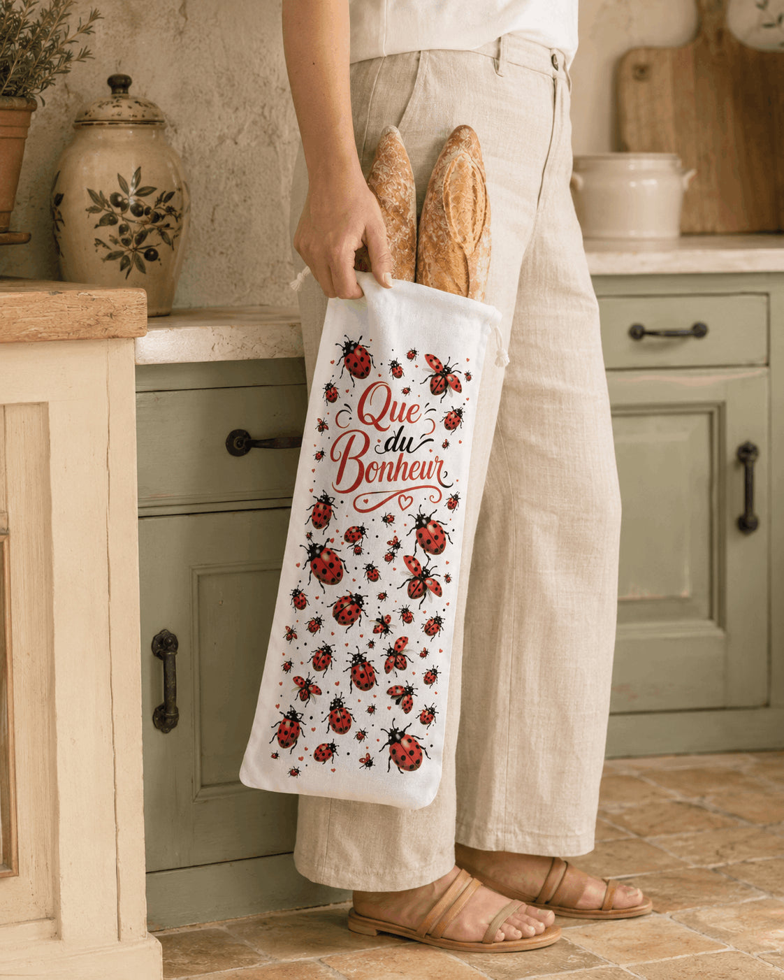 Sac à baguettes coccinelles tenu à la main vue de côté cuisine verte