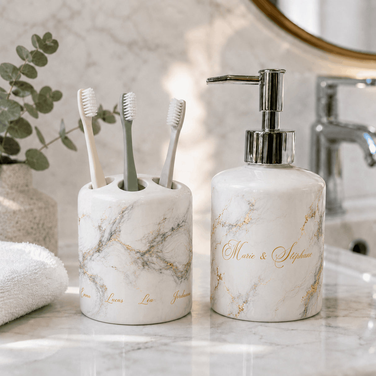 Set salle de bain personnalisé décor marbre et or fond marbre – distributeur savon et porte-brosse 4 prénoms