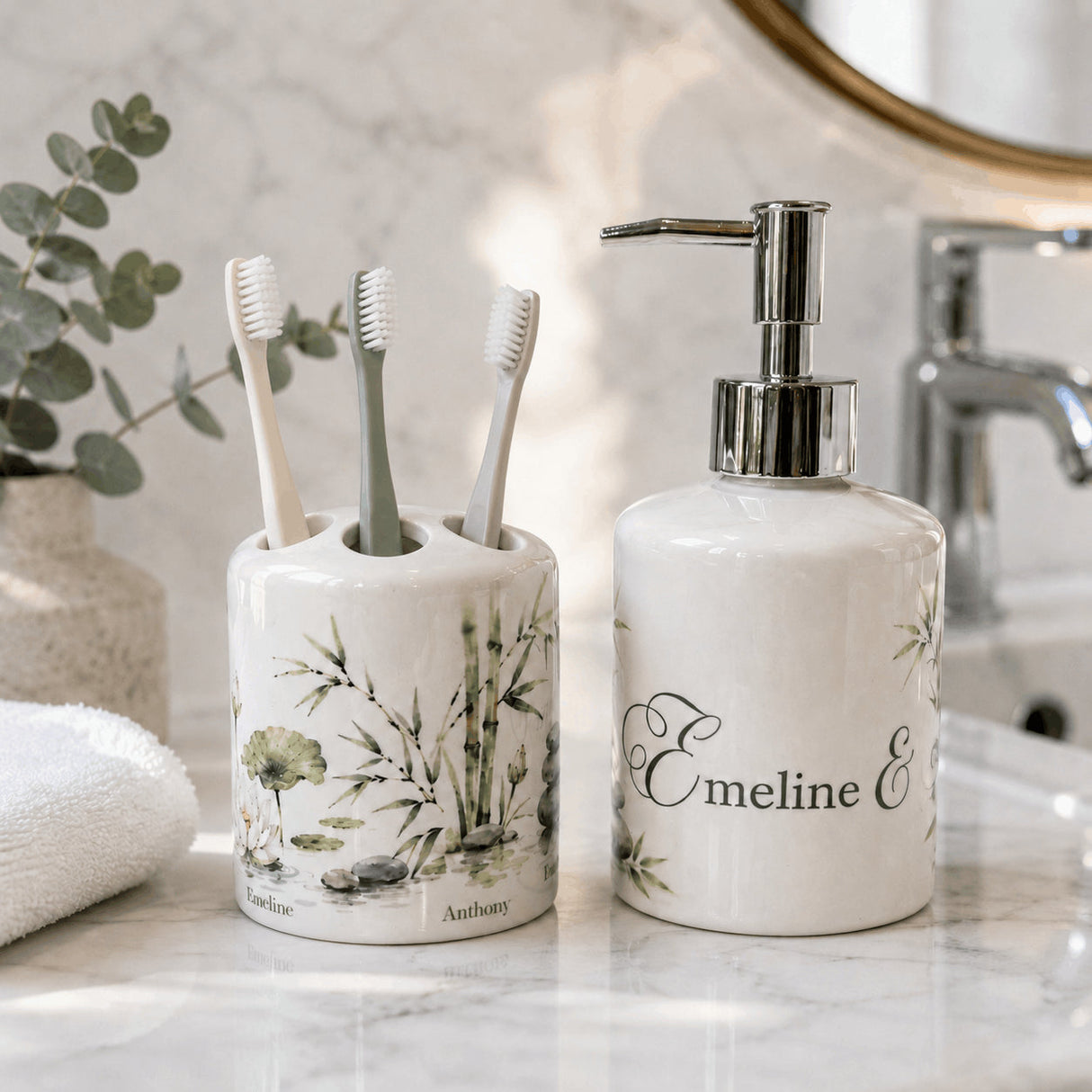 Set salle de bain personnalisé zen fond marbre – distributeur savon et porte-brosse décor bambou lotus, lumière naturelle