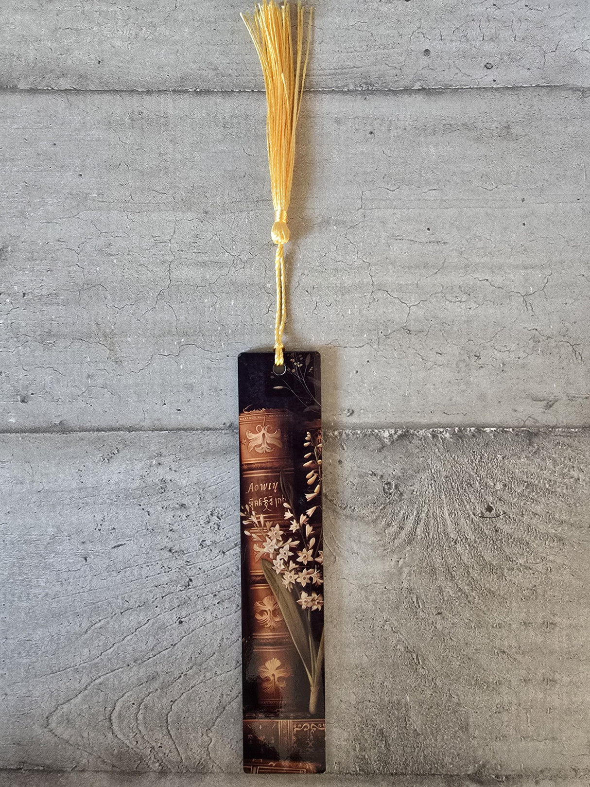 Marque-Page Livre Ancien & Fleurs – Fibre de Bois – Pompon Couleur Aléatoire (15×3 cm)