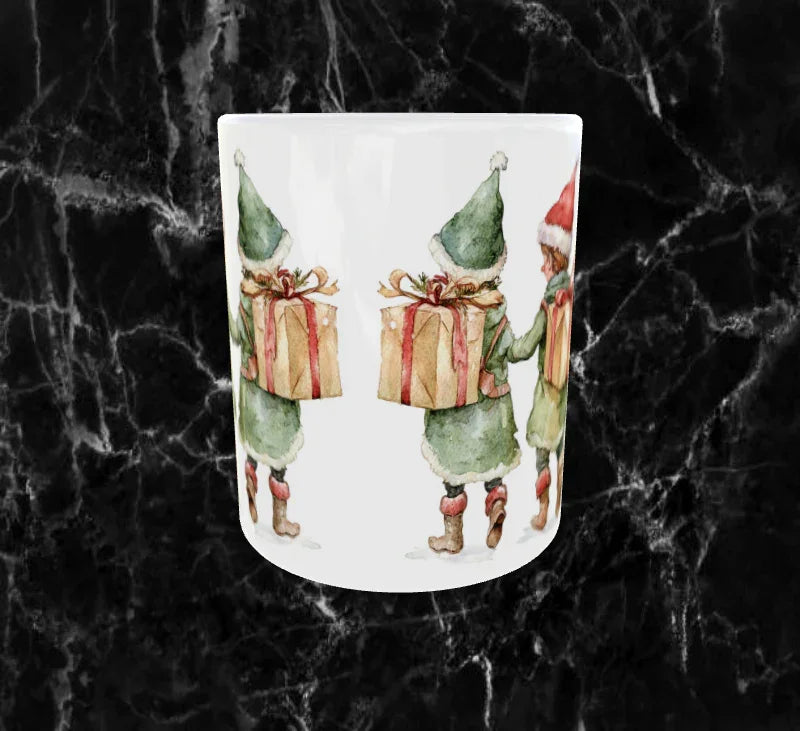 Mug de Noël – Adorables Lutins Porteurs de Cadeaux 🎄
