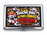 Verso de la boîte à cigarettes en métal Touche pas à mes clopes p’tit con avec le paquet de cigarettes à lunettes noires