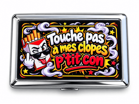 Verso de la boîte à cigarettes en métal Touche pas à mes clopes p’tit con avec le paquet de cigarettes à lunettes noires