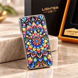 Briquet électrique mandala posé sur un marbre devant sa boîte noire, design coloré bleu, rose et jaune
