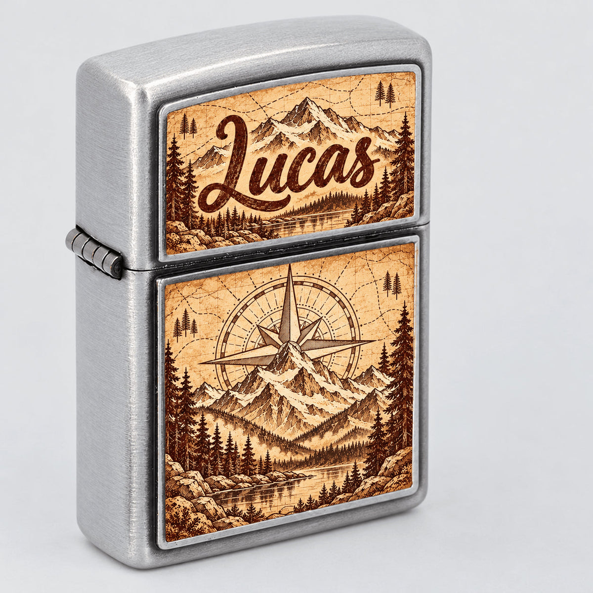 Briquet à essence personnalisé prénom Lucas, design montagne et boussole façon gravure sur parchemin, argent brossé