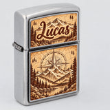 Briquet à essence personnalisé prénom Lucas, design montagne et boussole façon gravure sur parchemin, argent brossé