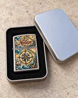 Briquet à essence personnalisé prénom Nolan, design rose des vents marine, livré dans son étui en métal avec fond noir