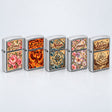 Cinq briquets à essence alignés avec cinq designs au choix : pivoines, phénix, rose des vents, papillons et montagne