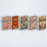 Cinq briquets à essence alignés avec cinq designs au choix : pivoines, phénix, rose des vents, papillons et montagne