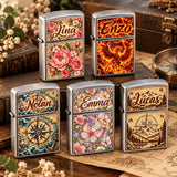 Cinq briquets à essence personnalisés Lina, Enzo, Nolan, Emma et Lucas posés sur de vieux livres, une boussole et une carte