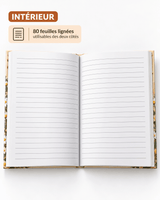 Cahier A5 ouvert vue de dessus avec 80 feuilles de papier ligné à lignes fines sur fond blanc, couverture illustrée