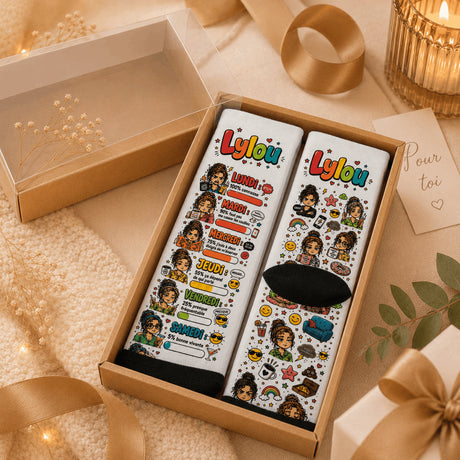 Chaussettes personnalisées Humeur de la Semaine prénom Lylou dans boîte kraft couvercle transparent – ambiance dorée cadeau