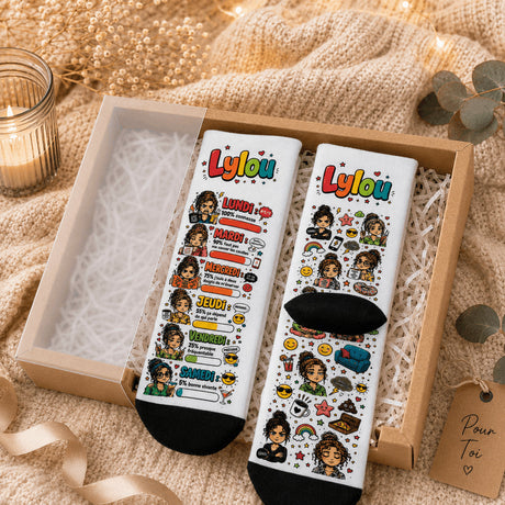Chaussettes personnalisées Humeur de la Semaine prénom Lylou dans boîte cadeau kraft avec papier de soie – ambiance cosy lumières