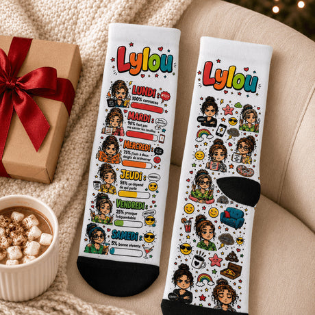 Chaussettes personnalisées Humeur de la Semaine posées sur plaid avec cadeau rouge – ambiance Noël cosy
