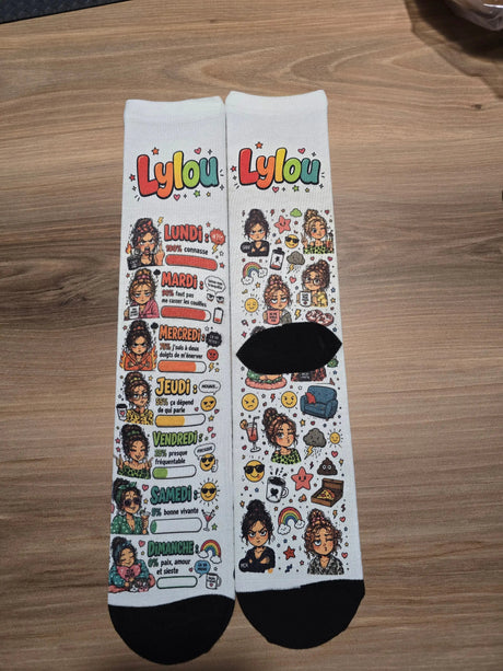 Photo réelle chaussettes personnalisées Humeur de la Semaine prénom Lylou sur parquet – rendu sublimation HD