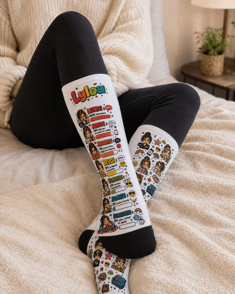 Chaussettes personnalisées Humeur de la Semaine portées sur lit – design barres de progression hebdomadaires visible