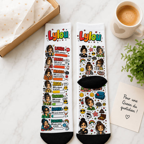 Chaussettes Humeur de la Semaine recto verso à plat sur marbre avec café et note Pour une Queen du quotidien