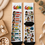 Paire de chaussettes Humeur de la Semaine recto et verso à plat sur parquet – design chibi coloré prénom Lylou