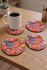 lot de 4 dessous de verre bonne fete maman poses sur un bureau avec mug cafe
