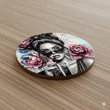 Dessous de Verre Rond Bois & Liège – Femme Glamour & Fleurs (9 cm) – Sublimation Premium Sublimation Store