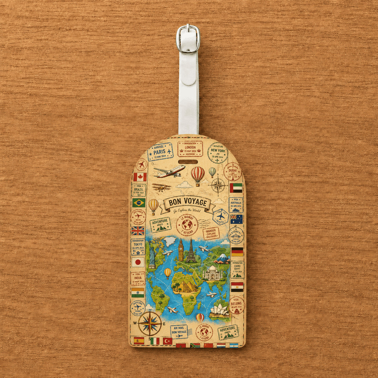 Étiquette bagage simili cuir carte du monde vintage Bon Voyage posée sur fond bois vue détail