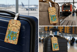 Étiquette bagage carte du monde vintage Bon Voyage sur trois valises différentes en gare et aéroport