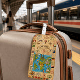 Étiquette bagage carte du monde vintage Bon Voyage accrochée à une valise sur un quai de gare