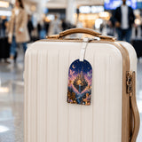 Étiquette bagage enfant design monde féérique accrochée sur valise blanche en aéroport animé – cadeau voyage enfant