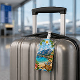 Étiquette bagage personnalisée accrochée sur valise grise en salle d'embarquement – design vacances plage montagne