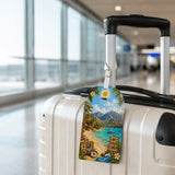 Étiquette bagage design évasion tropicale – 3 mises en situation sur valises bleue, beige et noire en gare et aéroport