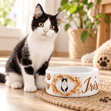 Chat assis à côté de sa gamelle personnalisée prénom Iris sur un tapis en jute, cadeau idéal pour amoureux des animaux