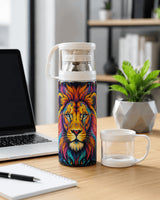 Gourde isotherme lion multicolore avec tasse bouchon posée sur bureau, ordinateur