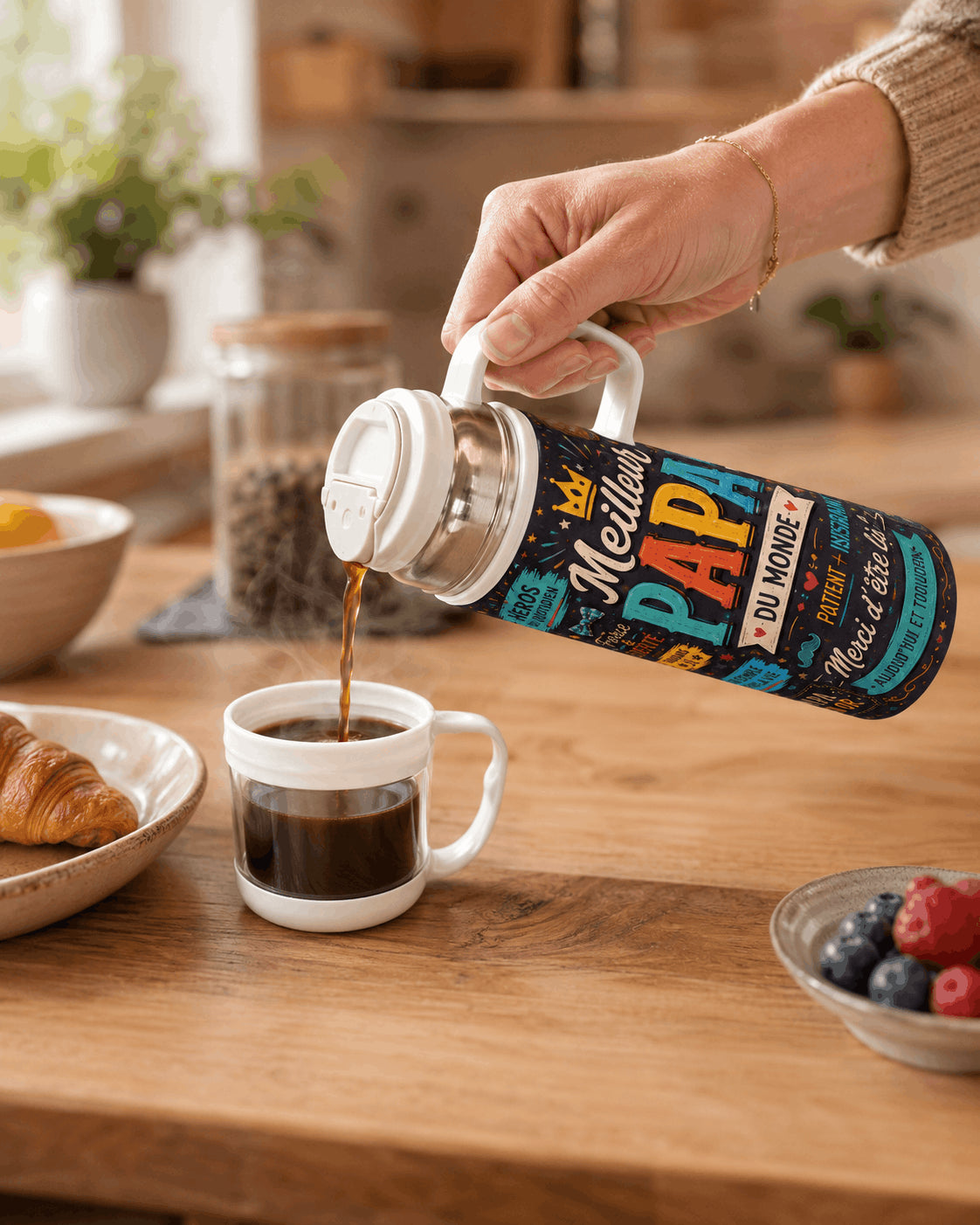 Gourde isotherme Meilleur Papa du Monde avec tasse bouchon détachée, plan de travail cuisine